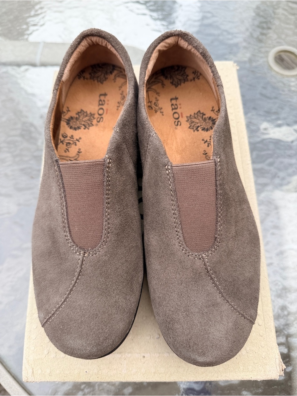 Taos Footwear Women's Taupe Suede Flats